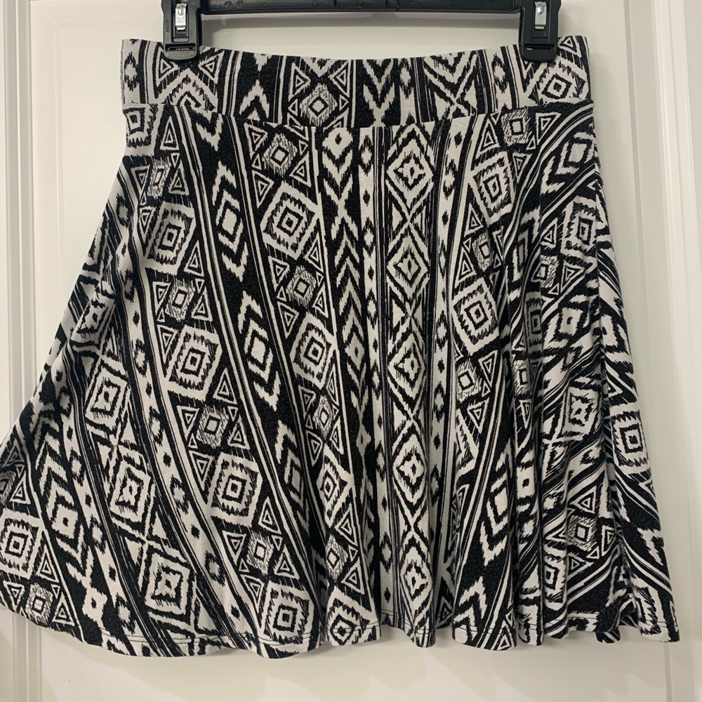 Decree black and white size large above-knee skirt